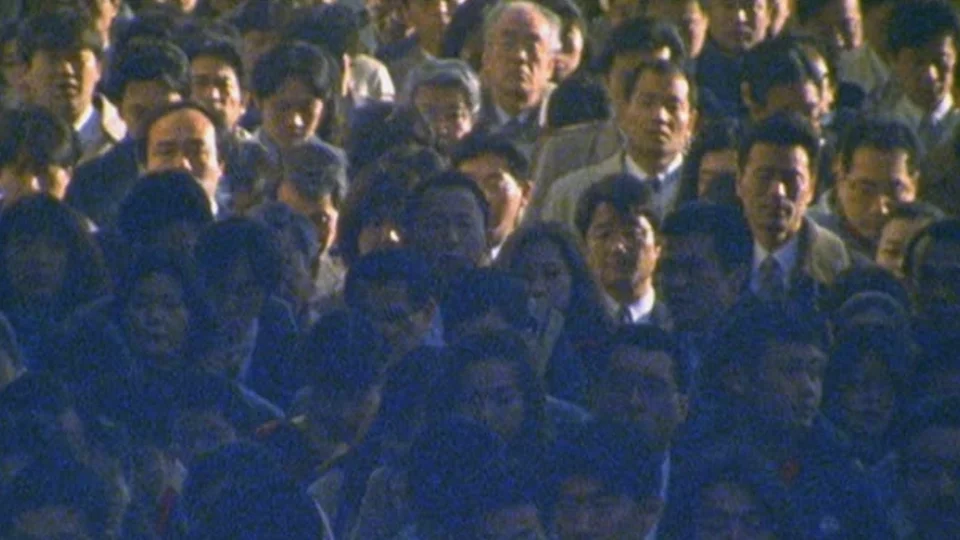 人類を個人ではなく集団として映す群衆のカット