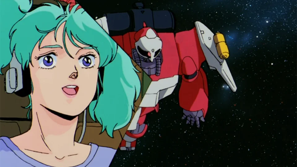 コックピット内で笑顔を見せるクェスと、その背後に浮かぶ赤いモビルスーツ